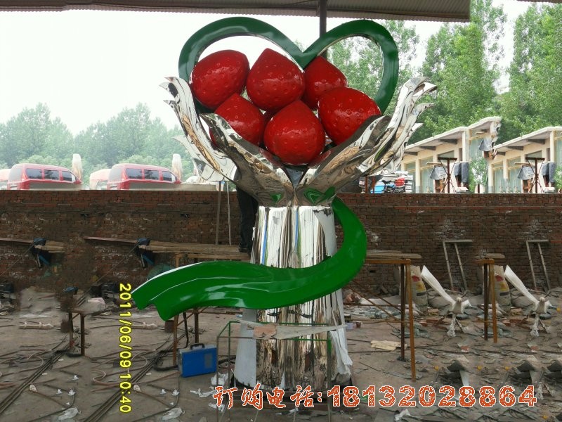 不锈钢手拖草(cǎo)莓雕塑