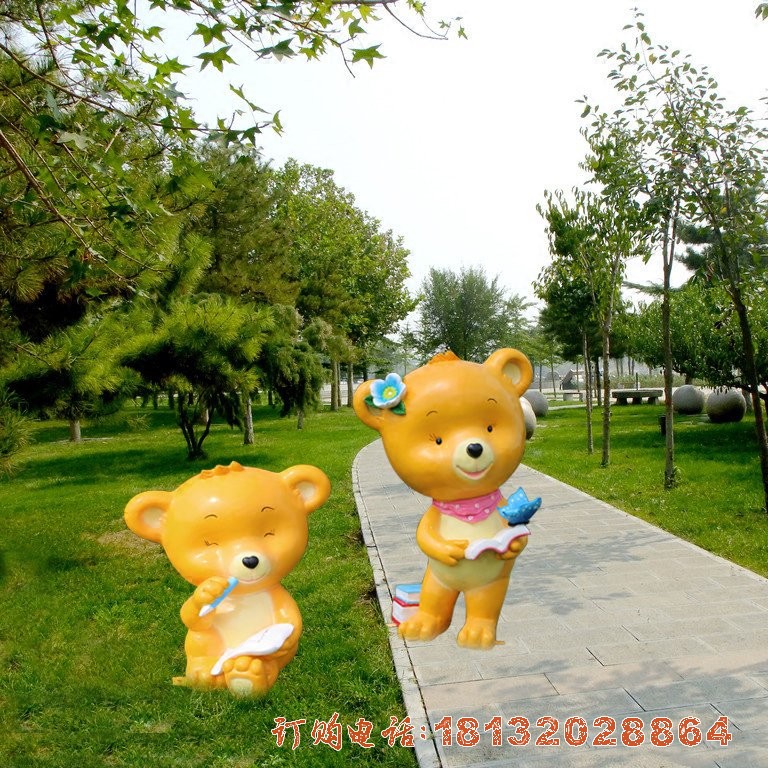 卡通小(xiǎo)熊雕塑玻璃钢卡通动物(wù)雕塑摆件