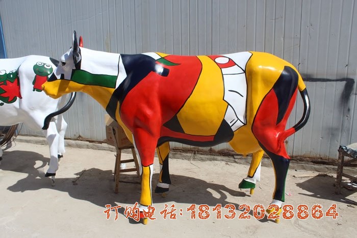彩绘牛玻璃钢动物(wù)雕塑
