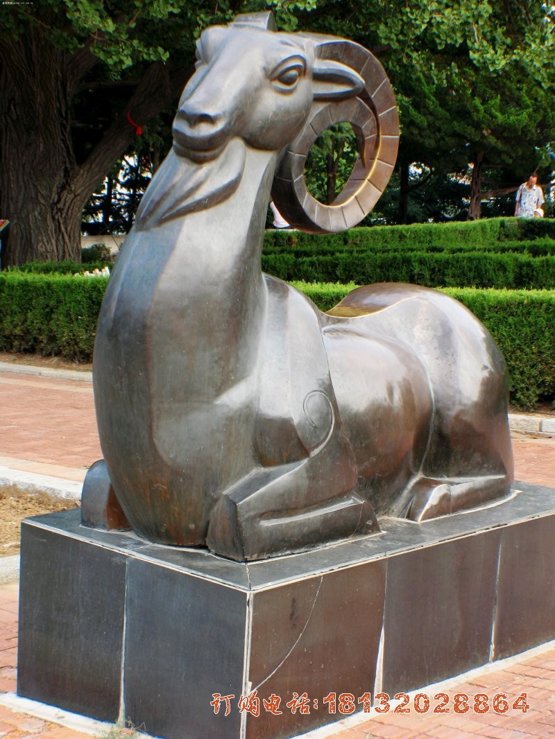 铜雕羊公园动物(wù)雕塑