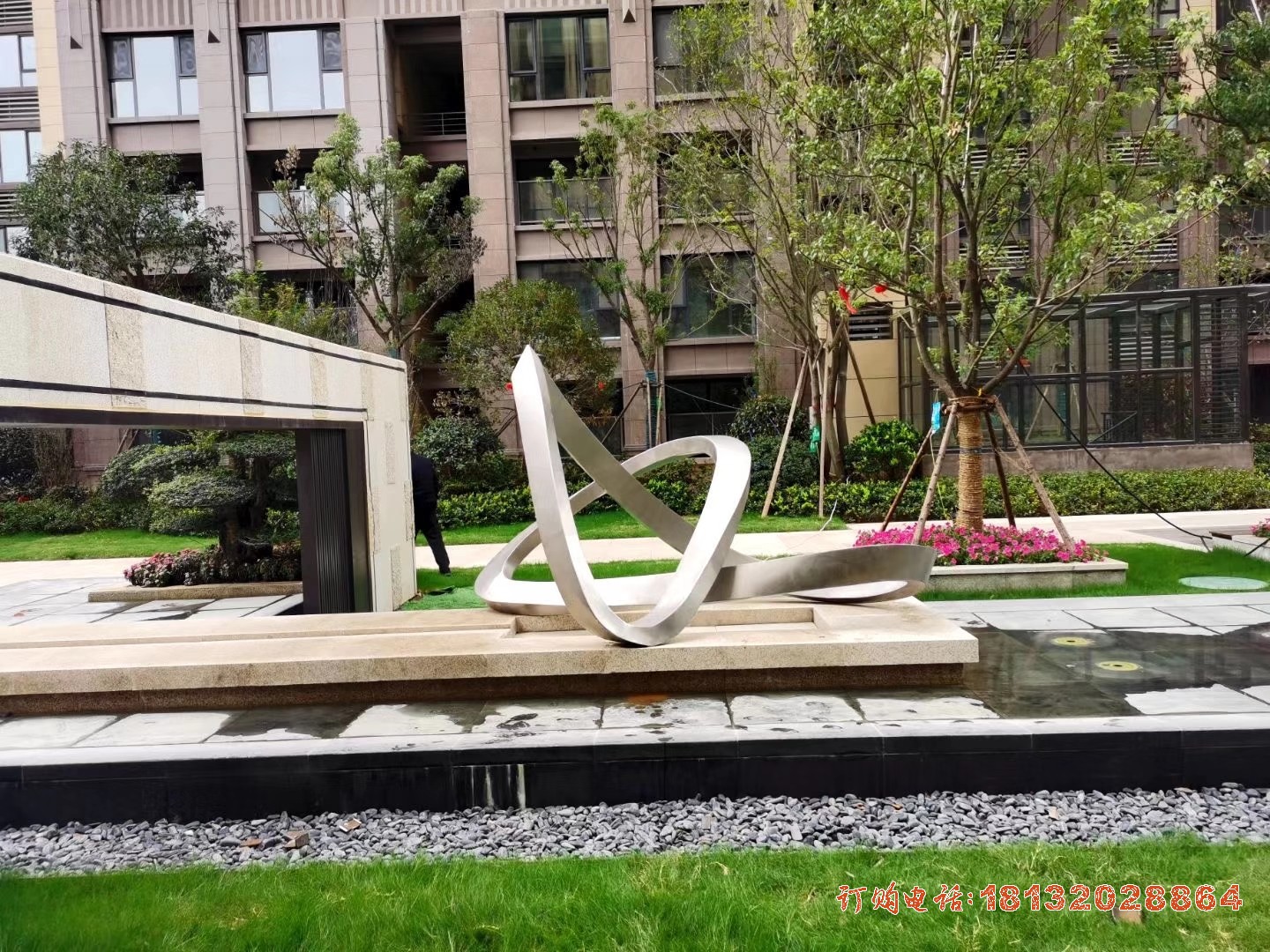 小(xiǎo)區(qū)不锈钢抽象景观雕塑