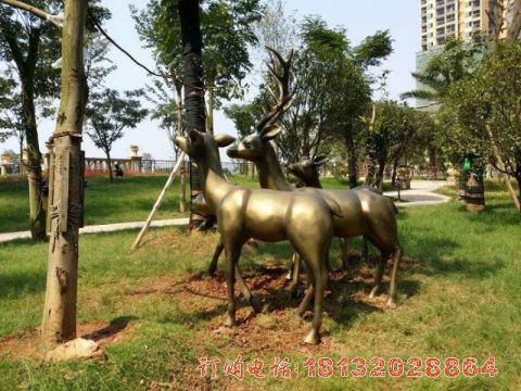 小(xiǎo)區(qū)铜雕鹿