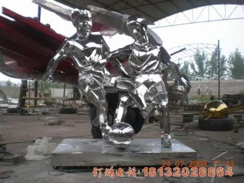 不锈钢踢足球的人物(wù)雕塑