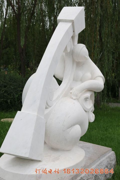 演奏竖琴的抽象人物(wù)石雕