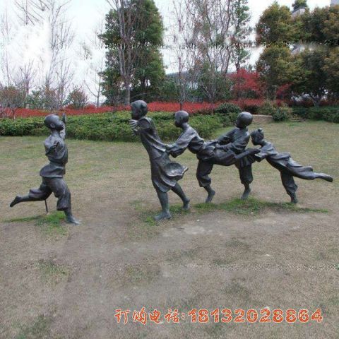 铸铜老鹰捉小(xiǎo)鸡儿童雕塑