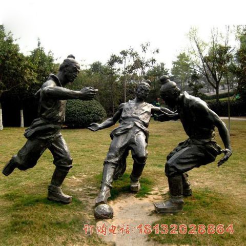 铜雕踢蹴鞠的古代人物(wù)
