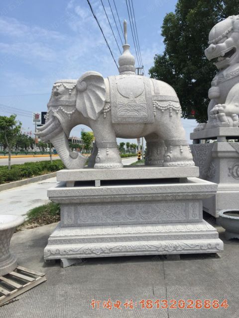 大理(lǐ)石驮宝瓶的大象石雕